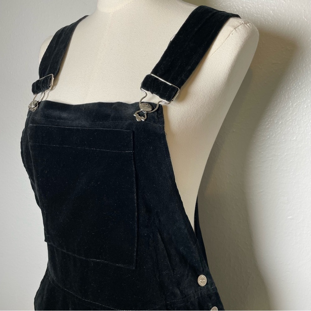 Y2K/90’s Black Velvet Overall Cutoffs Womens M
Body Action Design Jeffrey Halper - Picture 8 of 11